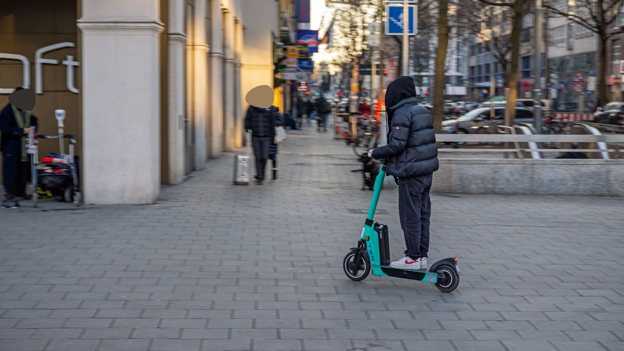 Heute.at - Vor Augen der Mutter! Rowdy will Bub E-Scooter stehlen