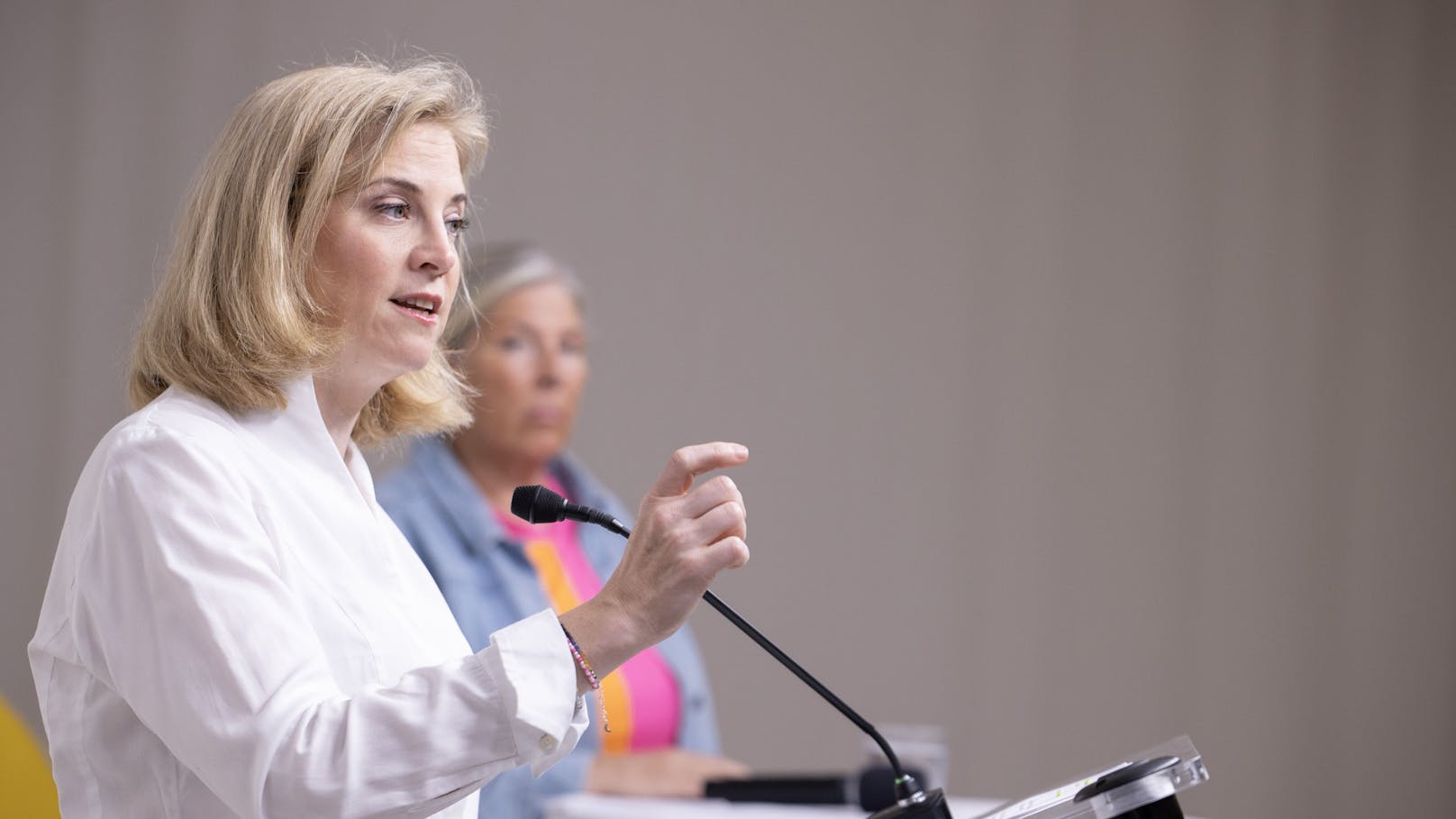 Neos-Chefin Beate Meinl-Reisinger und Ex-Gesundheitsministerin Andrea Kdolsky Anfang September 2024 bei der Präsentation der Ergebnisse der Neos-Reformgruppe "Sanierung und Entlastung".