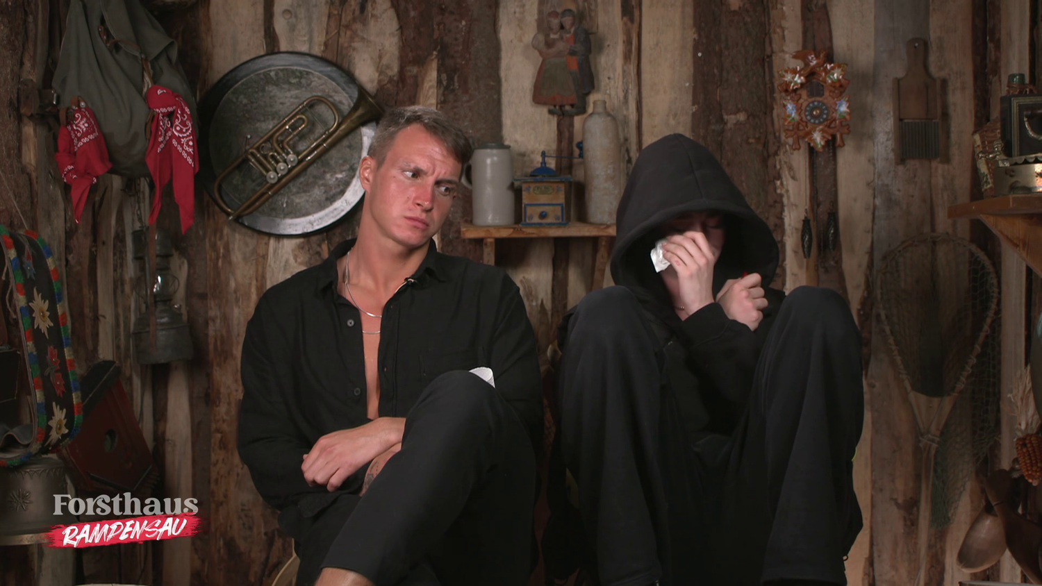 Zoe (r.) ist am Boden zerstört...