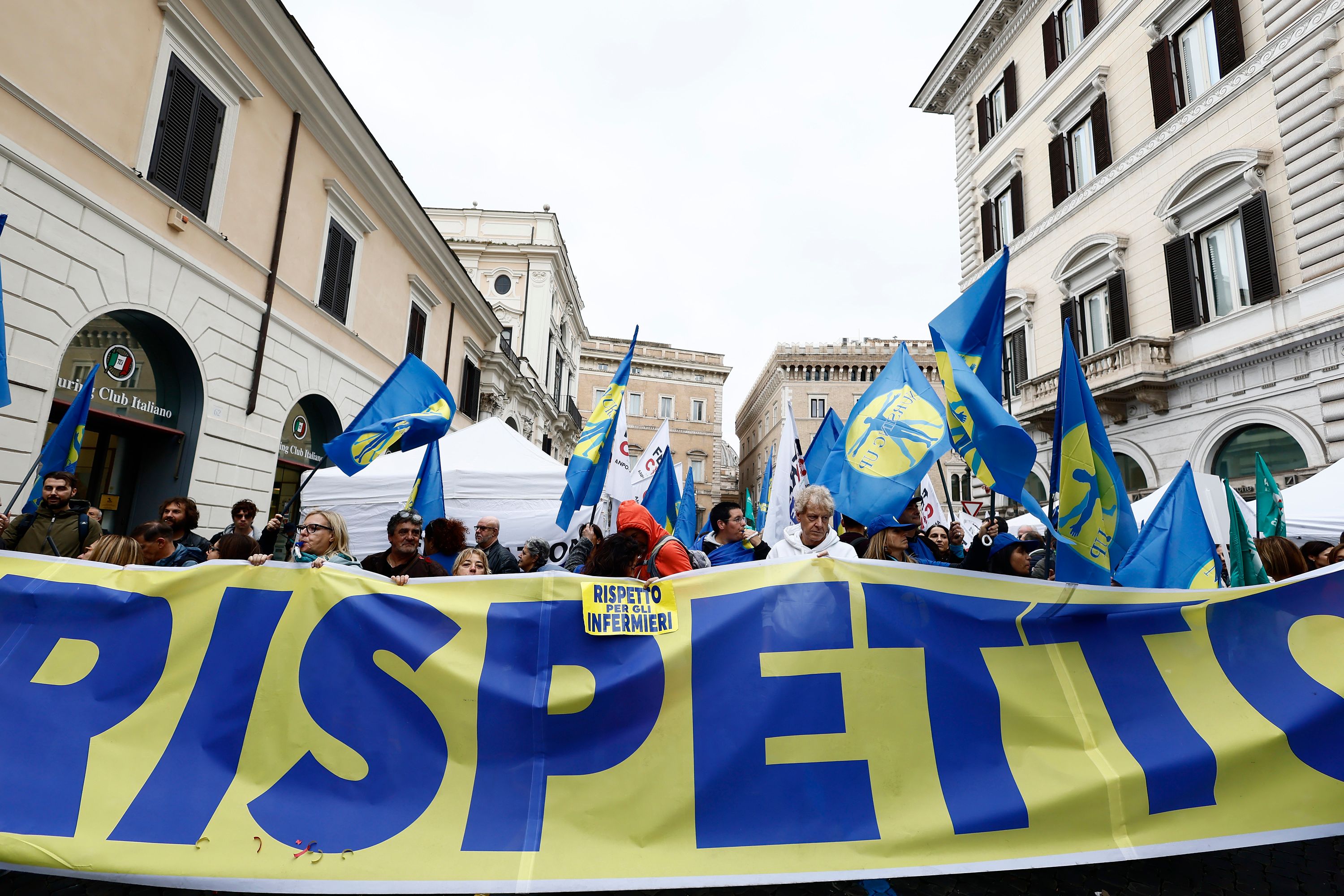 Seit Mittwoch streiken tausende Medizinerinnen und Mediziner in Italien für 24 Stunden.