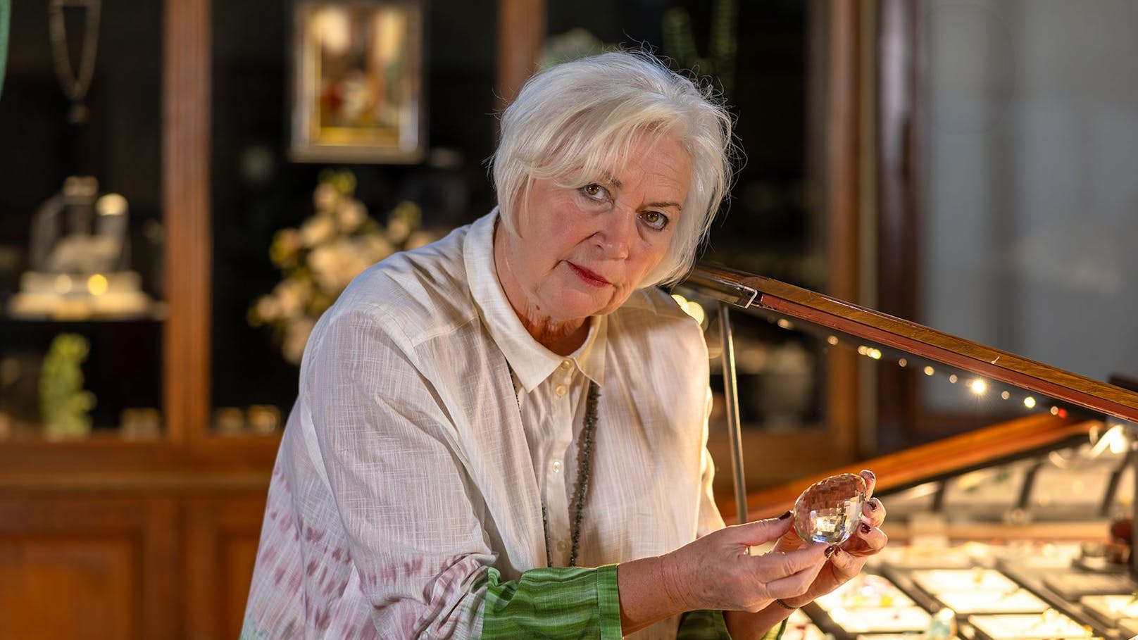 Dr. Vera M. F. Hammer führt Edelsteinanalysen in Naturhistorischen Museum durch.