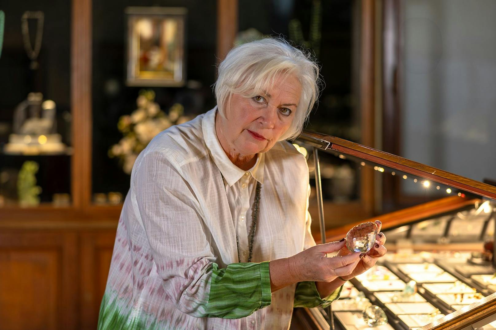 Dr. Vera M. F. Hammer führt Edelsteinanalysen in Naturhistorischen Museum durch.