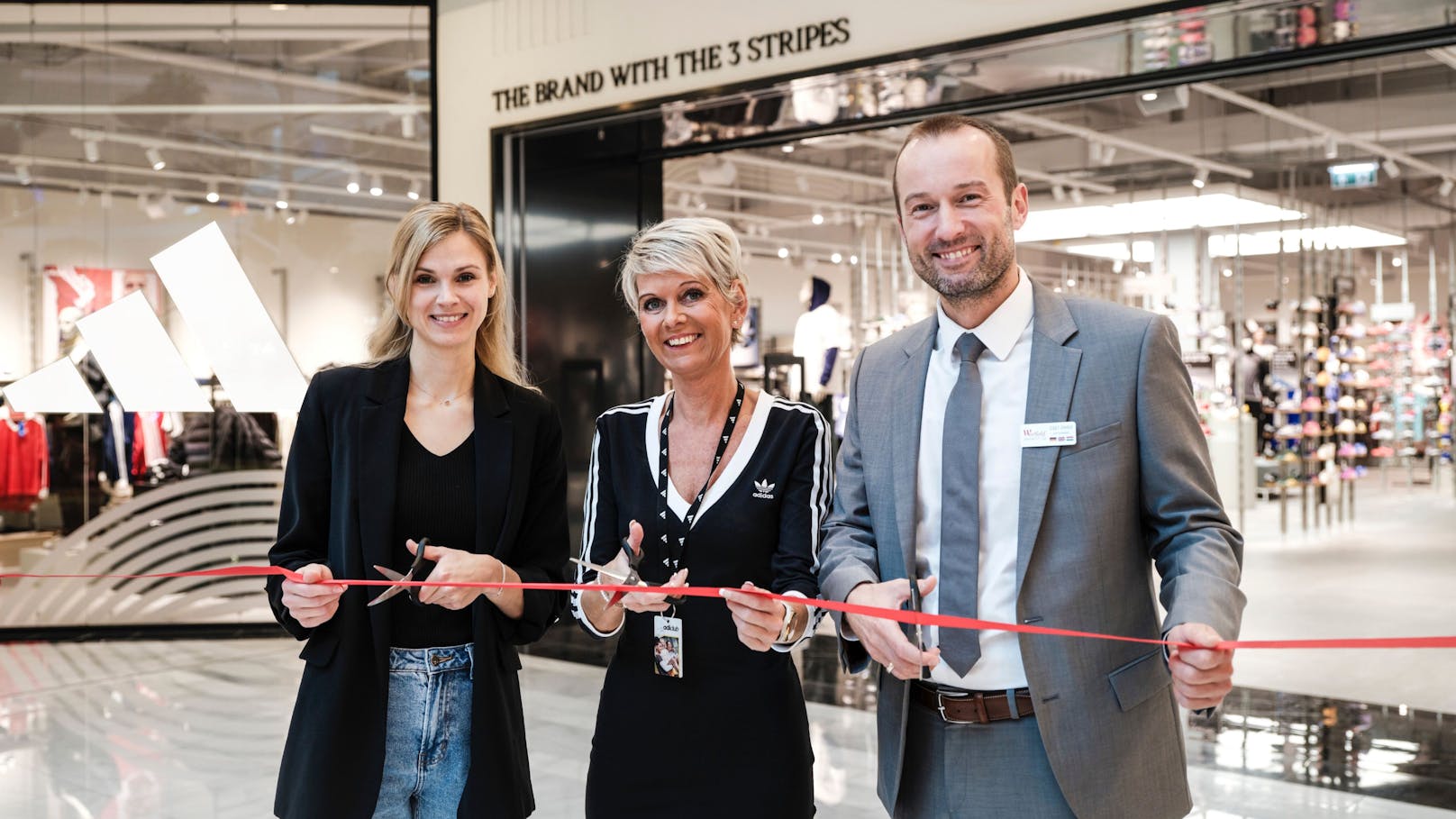 Katharina Zeiler, Manuela Hofer und SCS General Manager Zsolt Juhas bei der Eröffnung des adidas Monostore.