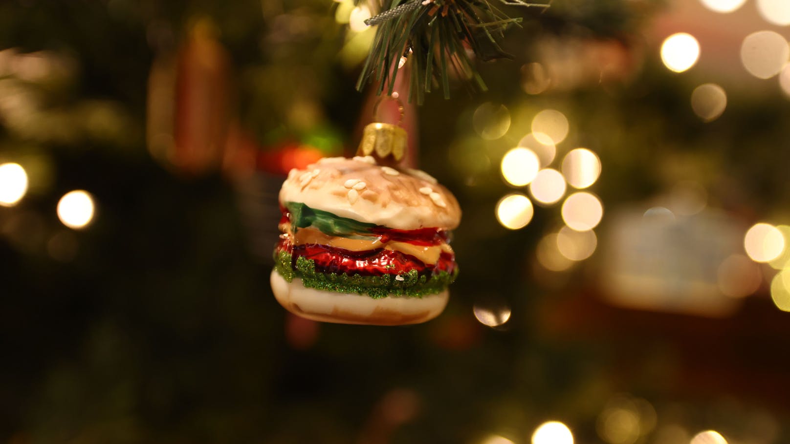 Besonders lustig ist das Ornament in Burger-Form.