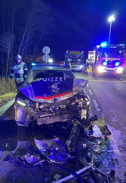 Drei Personen wurden bei dem Unfall verletzt.