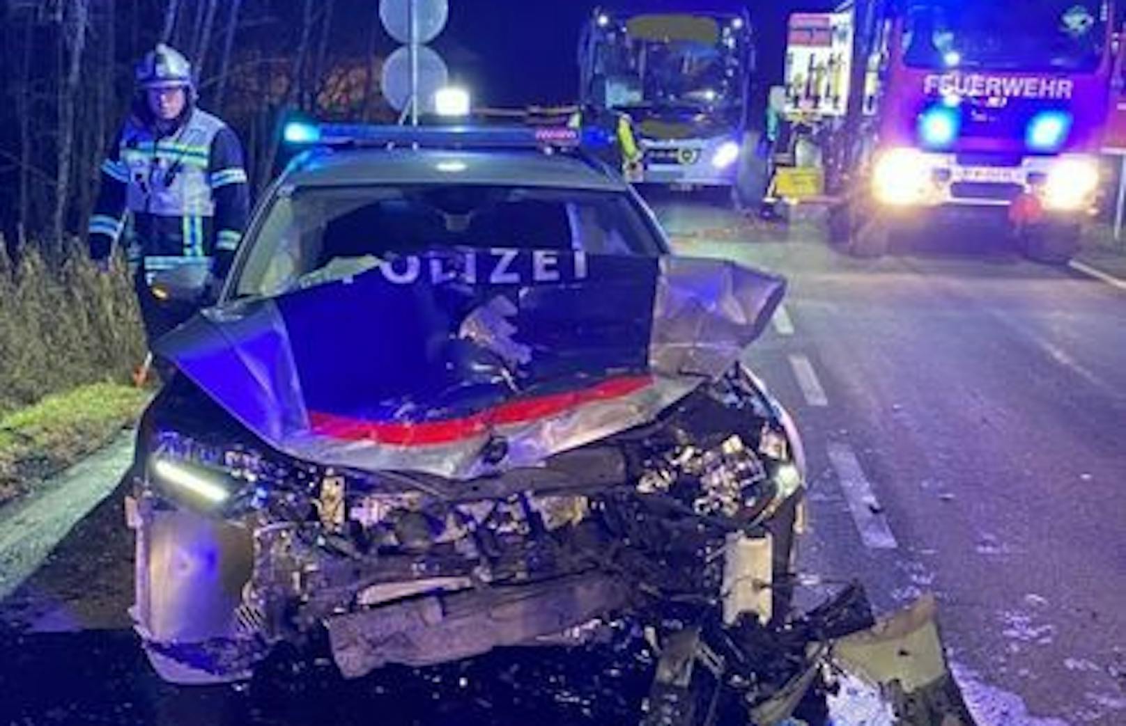 Ins Schleudern gekommen – Pkw crasht in Polizeiauto