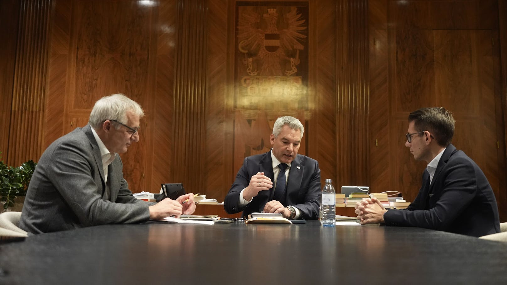 Kanzler Karl Nehammer (ÖVP) im "Heute"-Interview mit den Chefredakteuren Clemens Oistric und Peter Lattinger am 20. November 2024.