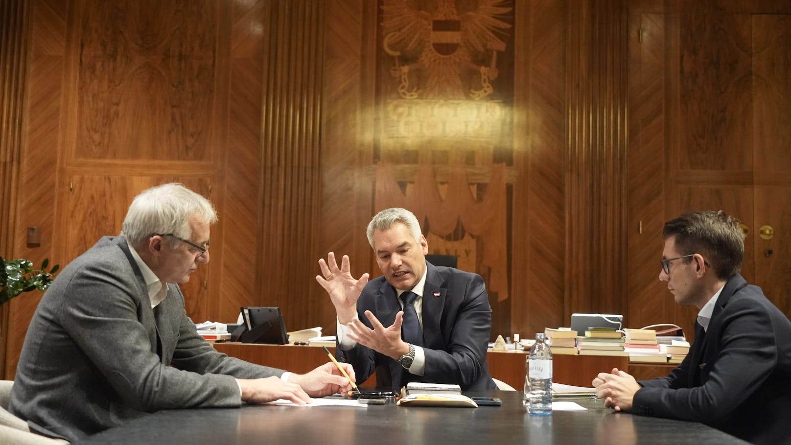 Kanzler Karl Nehammer (ÖVP) im "Heute"-Interview mit den Chefredakteuren Clemens Oistric und Peter Lattinger am 20. November 2024.