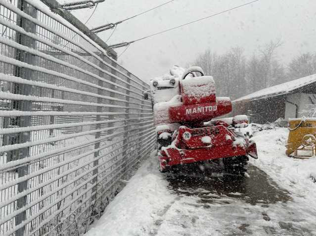 Da die Arbeitsmaschine auf das Gelände des Umspannwerks zu kippen drohte, wurde vom Energieversorger präventiv der Strom abgestellt. 