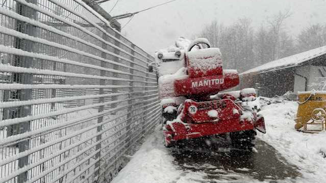 Da die Arbeitsmaschine auf das Gelände des Umspannwerks zu kippen drohte, wurde vom Energieversorger präventiv der Strom abgestellt. 