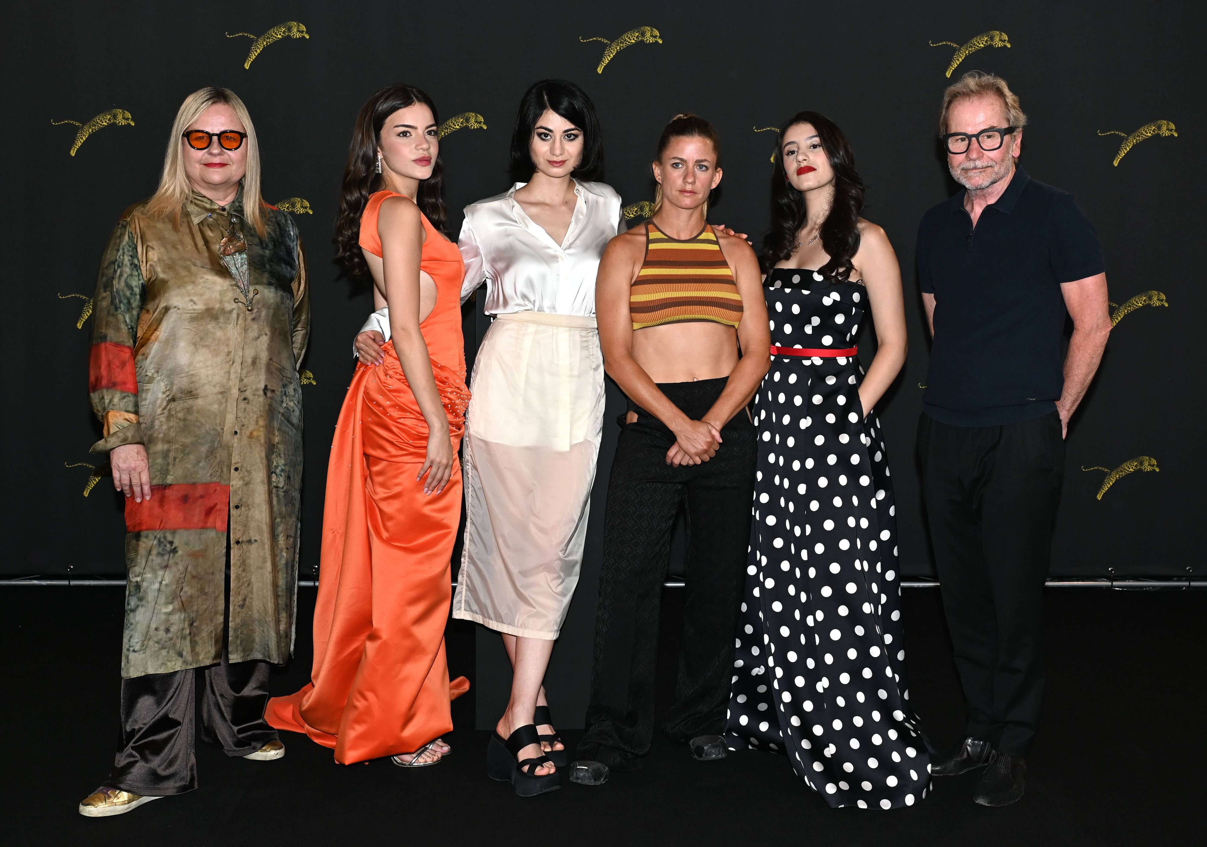 Florentina Holzinger (2. von rechts) führt die 