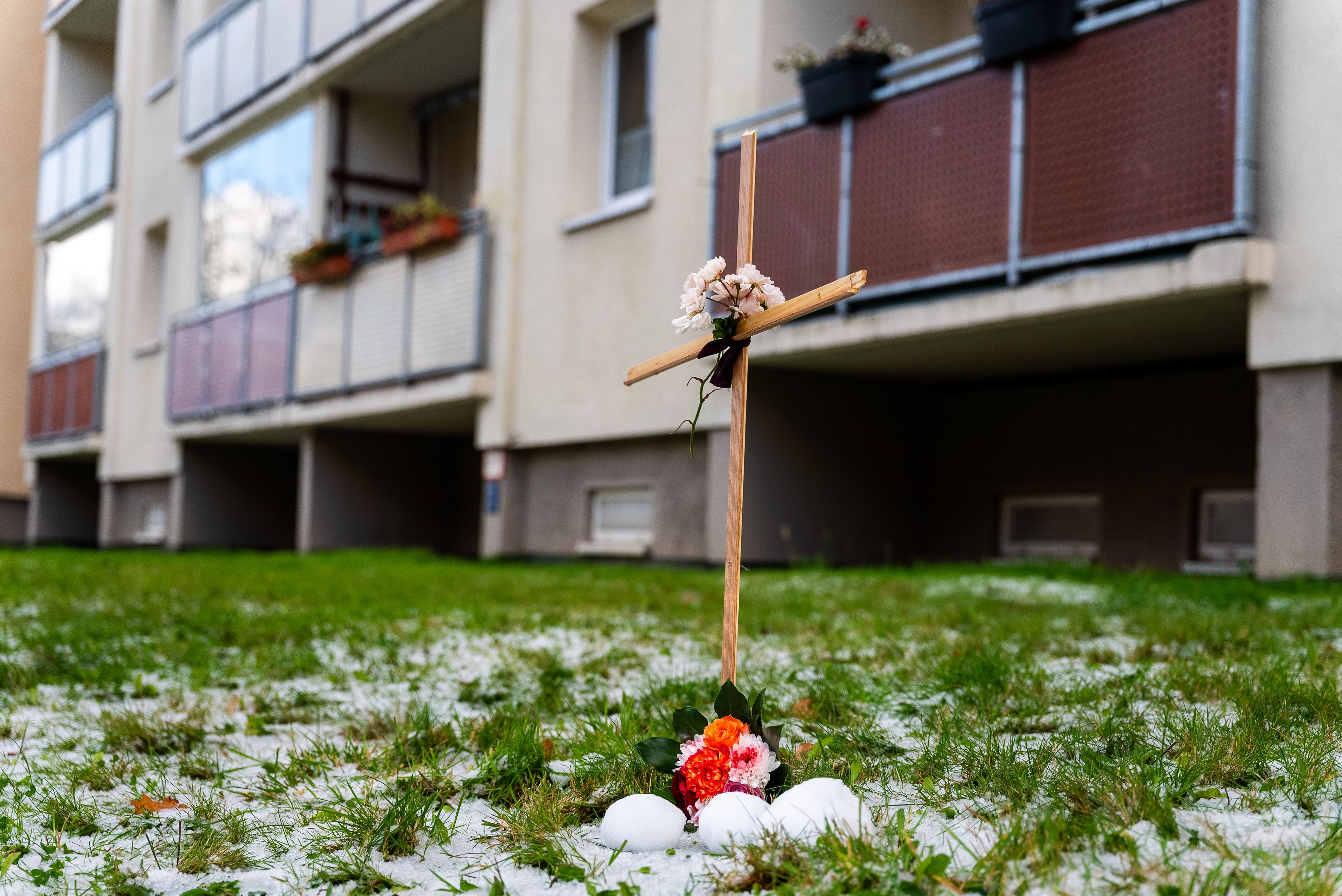 In diesem Haus in Rostock stürzte sich am Mittwoch ein 34-Jähriger mit einem Säugling aus dem Fenster.