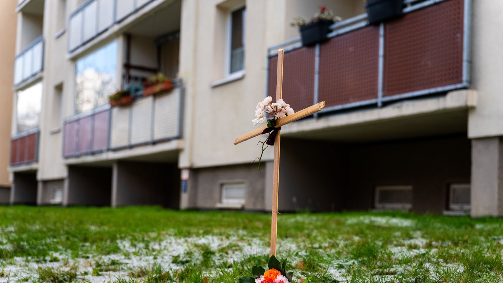 Frau niedergestochen! Mann springt mit Baby aus Fenster