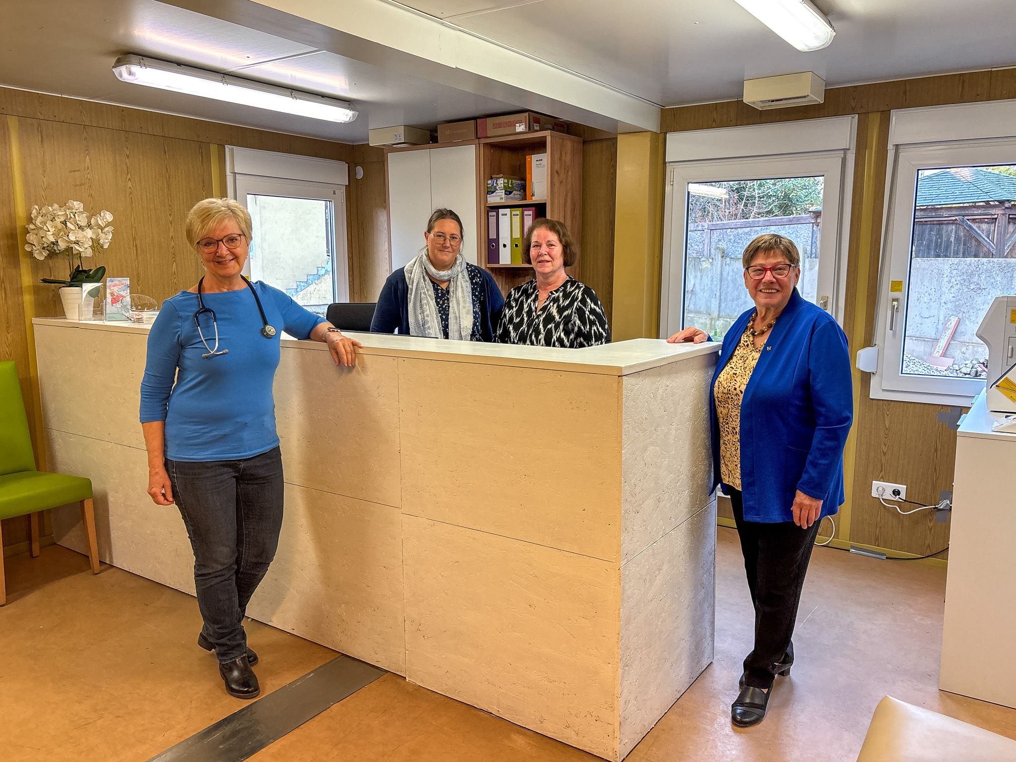 Bürgermeisterin Josefa Geiger gemeinsam mit Dr. Regina Drouin und ihrem Team in der neuen Übergangspraxis