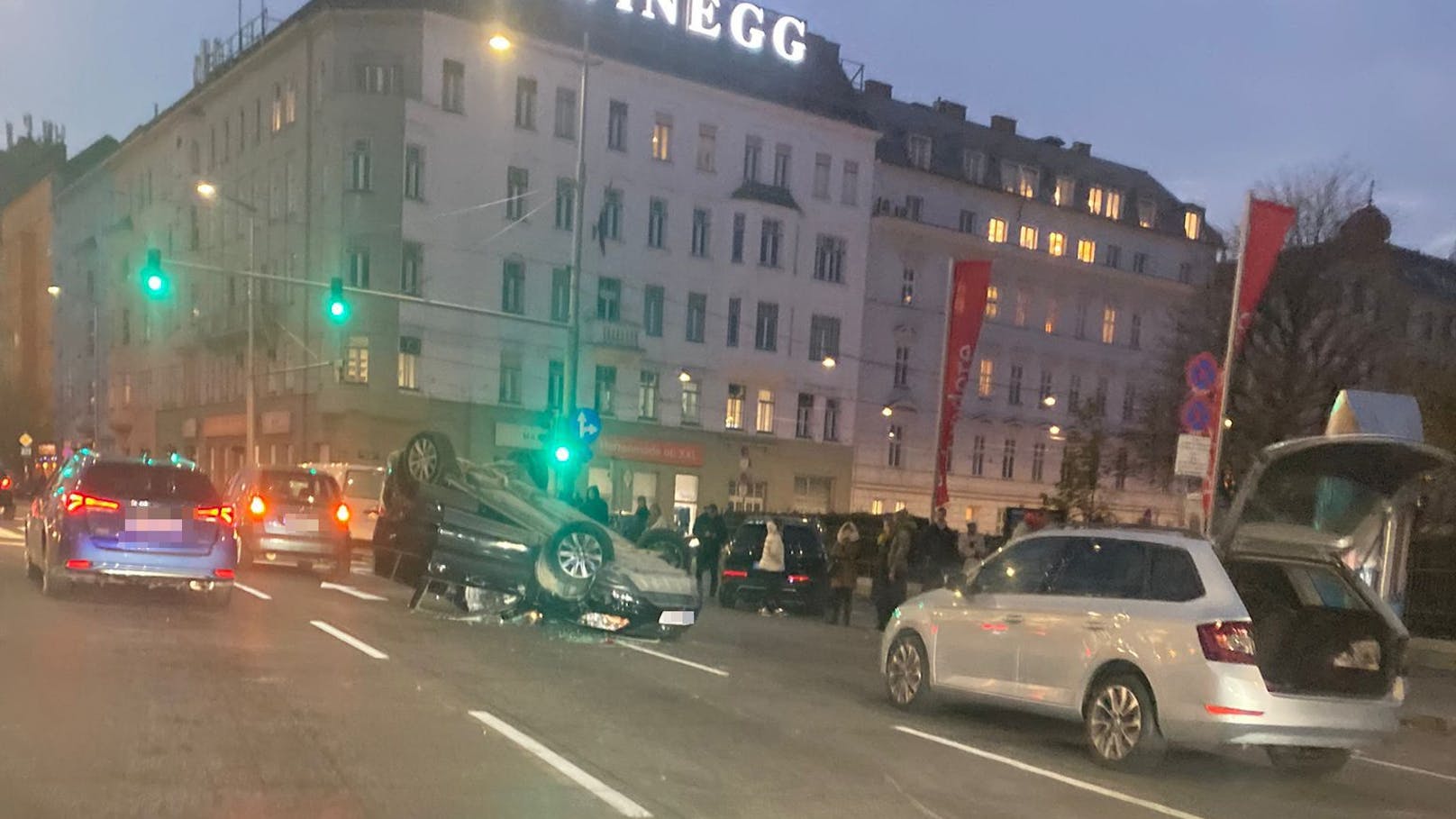 Crash am Wiener Gürtel! Auto landet auf dem Dach