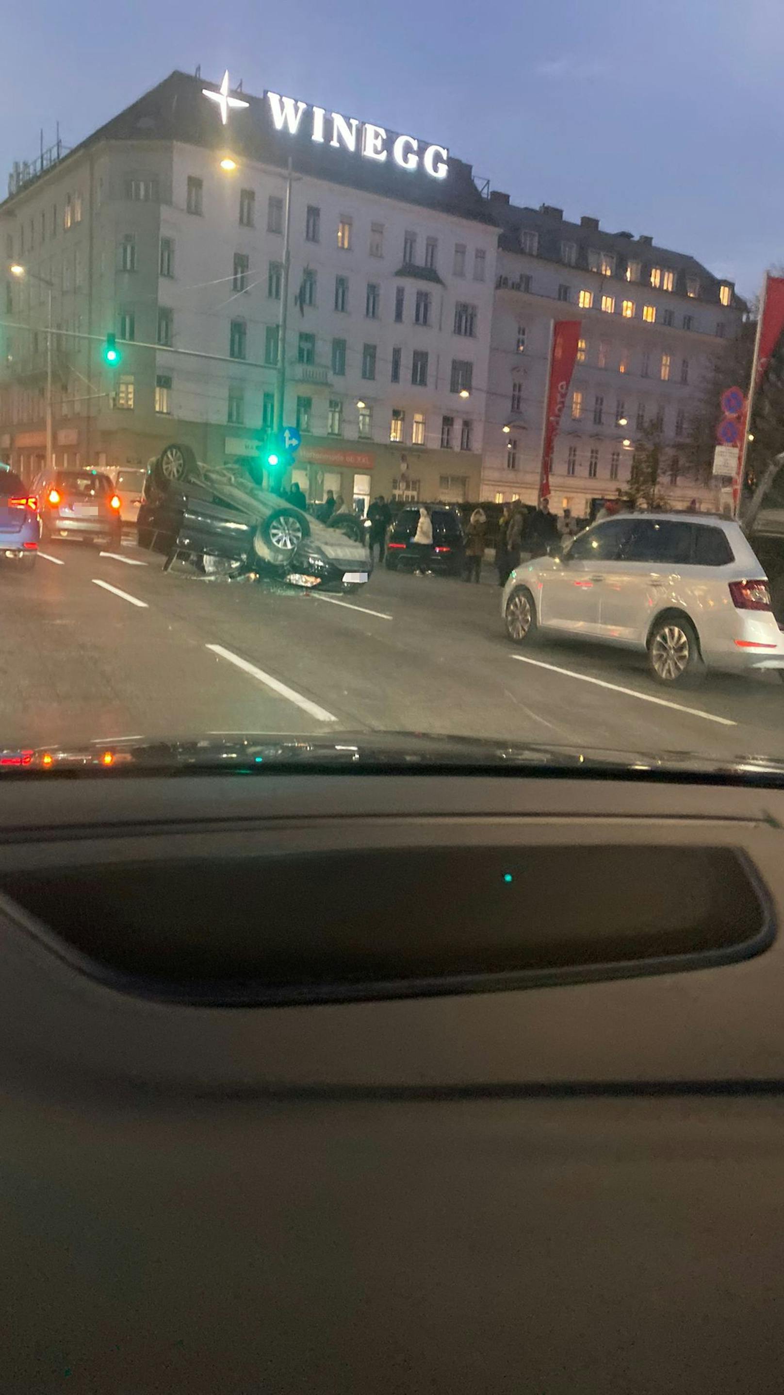 Crash am Wiener Gürtel! Auto landet auf dem Dach