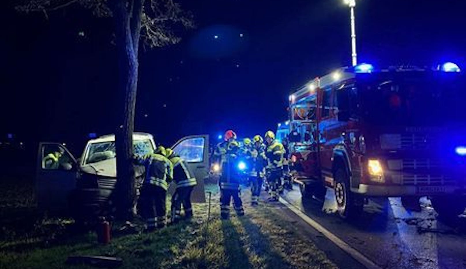 Kleinbus prallte gegen Baum – Lenker schwer verletzt