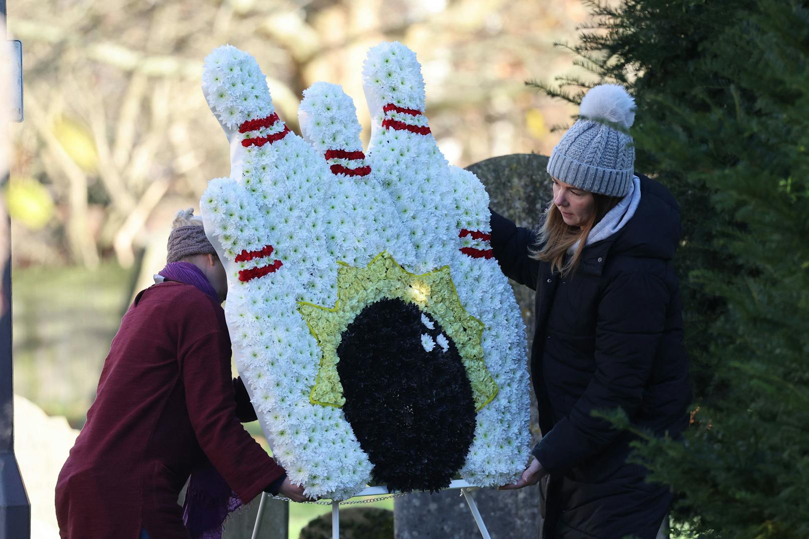 Bowling-Blumen-Arrangement an Liams Beerdigung. Er ging mehrmals pro Woche bowlen.