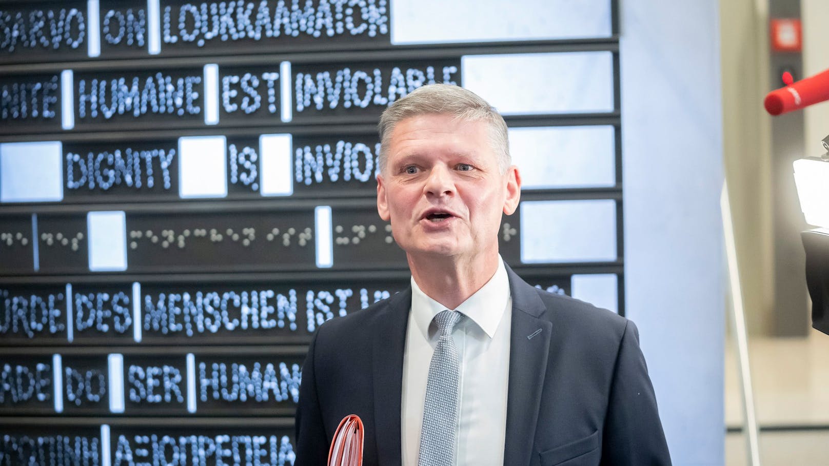 Andreas Hanger im Sommer 2024 vor dem U-Ausschuss-Lokal im Parlament. Als ÖVP-Fraktionsführer führte er in den Ausschüssen 202 eine scharfe verbale Klinge.