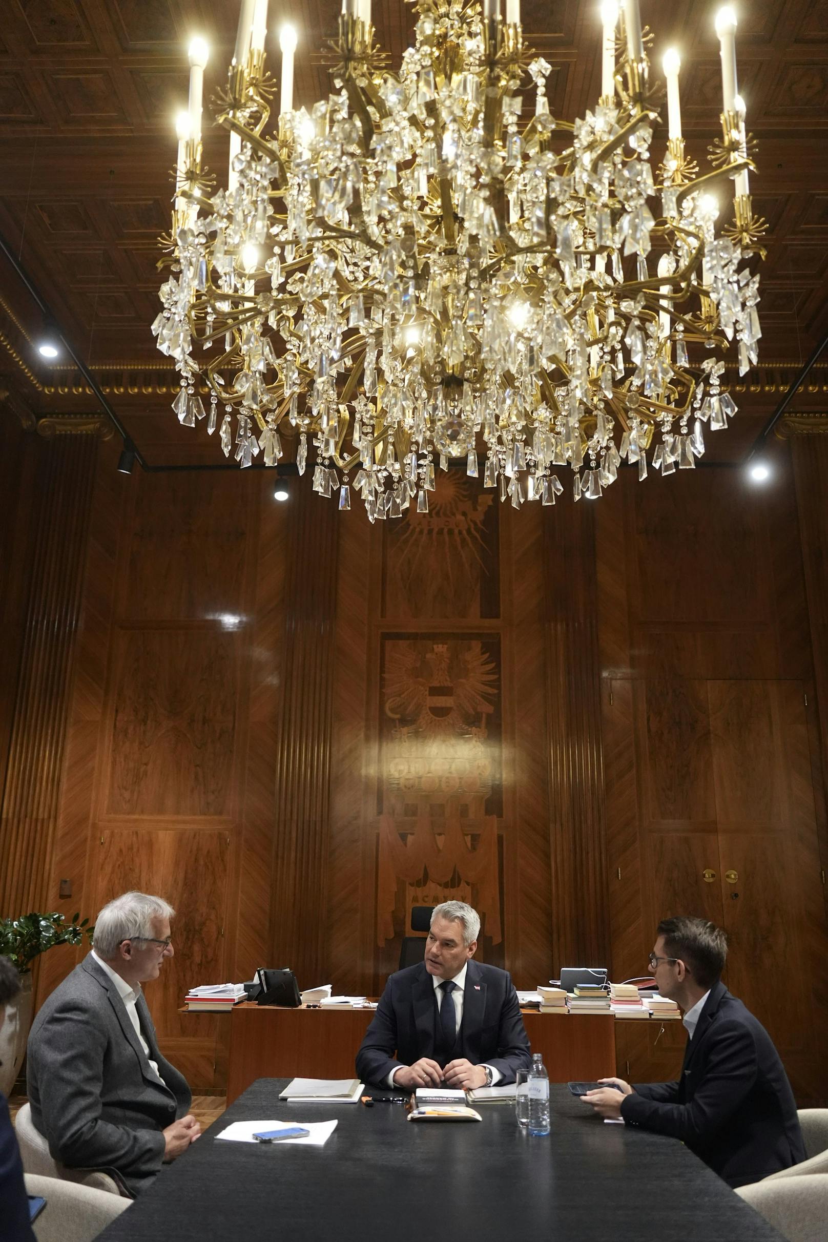 Kanzler Karl Nehammer (ÖVP) im "Heute"-Interview mit den Chefredakteuren Clemens Oistric und Peter Lattinger am 20. November 2024.