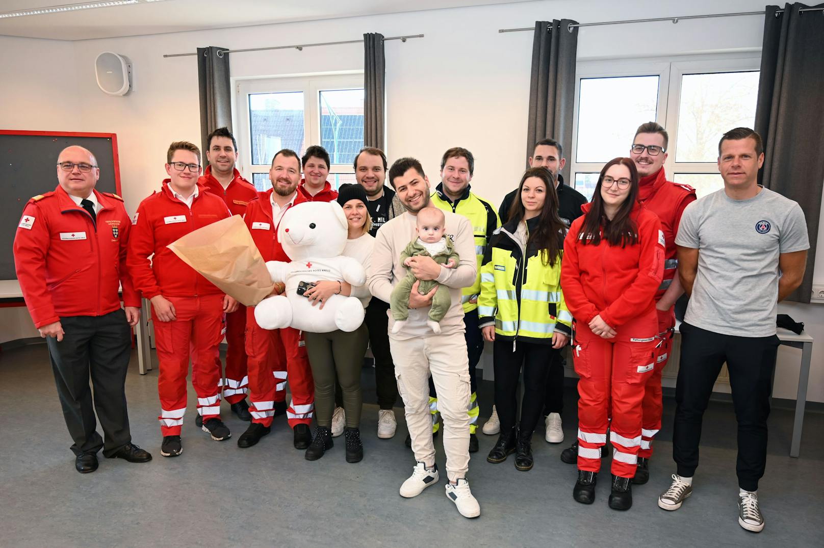 Über einen besonderen Besuch konnte sich nun das Retter-Team der kleinen Mara freuen: (v.l.n.r.) Christian Reith (Viertelsvertreter), Felix Julian Habel (RTW-Team), Florian Schodritz (First Responder), Stefan Bittner (RTW-Team), Paul Kaltenböck (RTW-Team), Mama Elena mit der kleinen Mara, Max Fassmann (Disponent), Papa Övydyü mit der kleinen Mara, Michael Riedler (ACN), Yasmin Hassanin (Disponentin), Daniel Schier (Supervisor), Jasmin Sewald (First Responder) und Sebastian Holzer (First Responder).