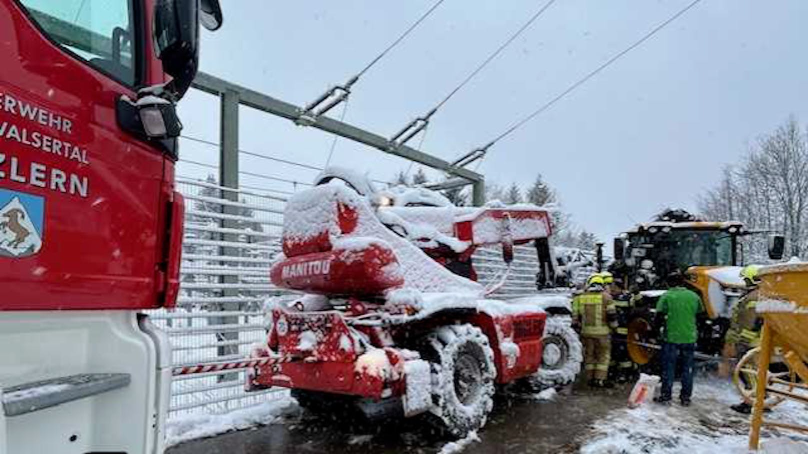 Da die Arbeitsmaschine auf das Gelände des Umspannwerks zu kippen drohte, wurde vom Energieversorger präventiv der Strom abgestellt.