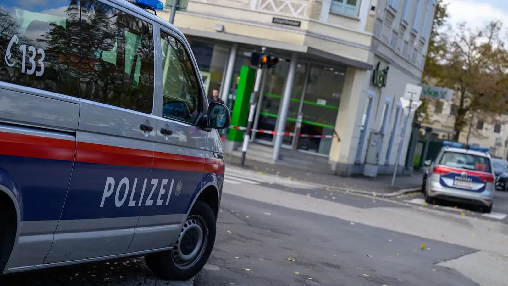 Raubüberfall auf Bank – Großeinsatz, Helikopter kreisen