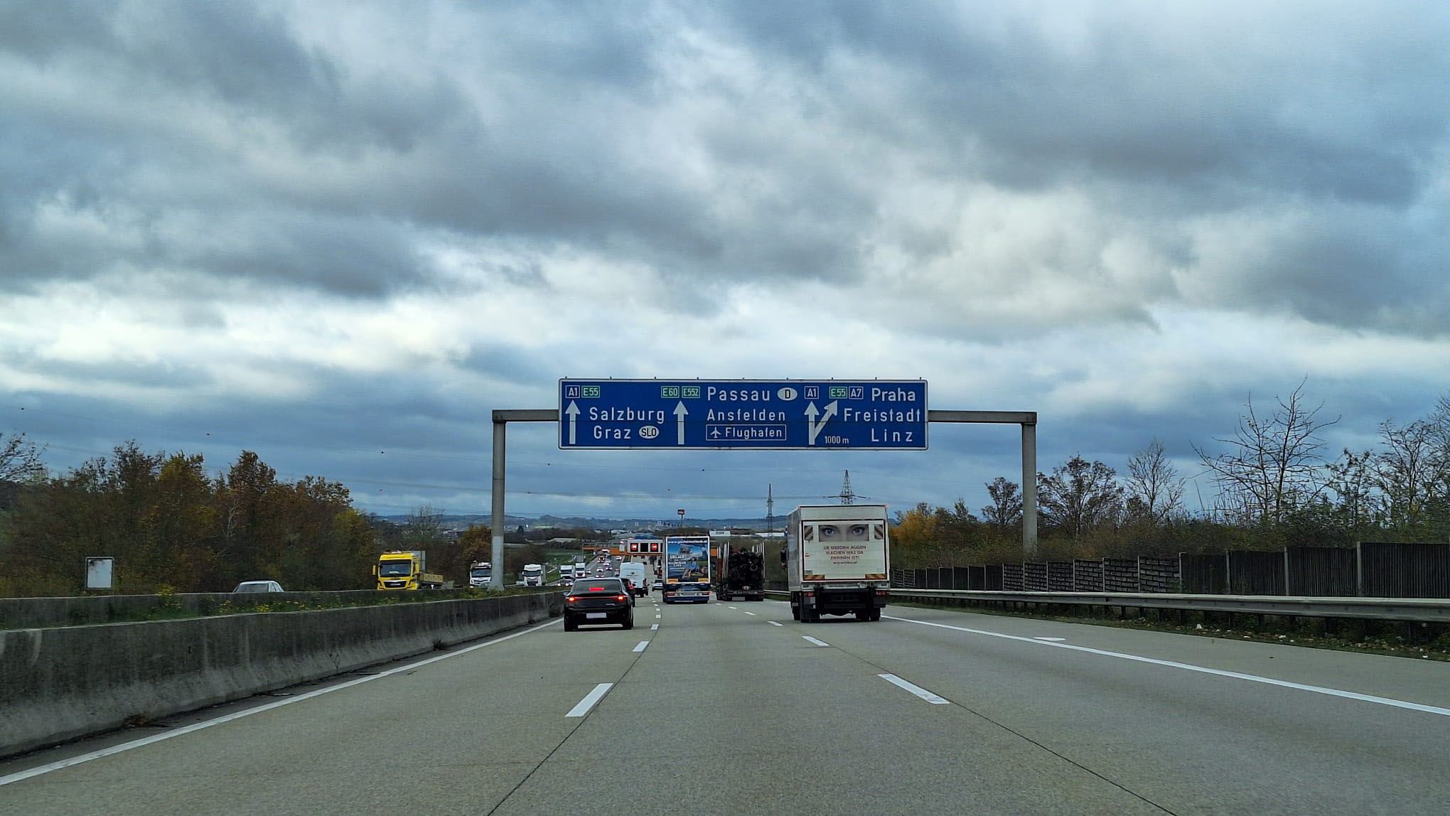 Auf der Westautobahn in Salzburg brannte ein Omnibus. (Symbolbild)
