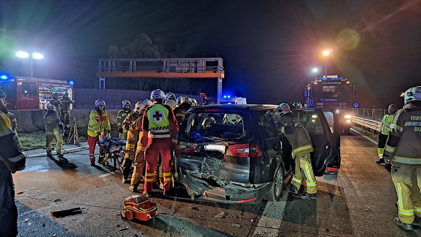 Schwerer Crash mit drei Autos auf der A10