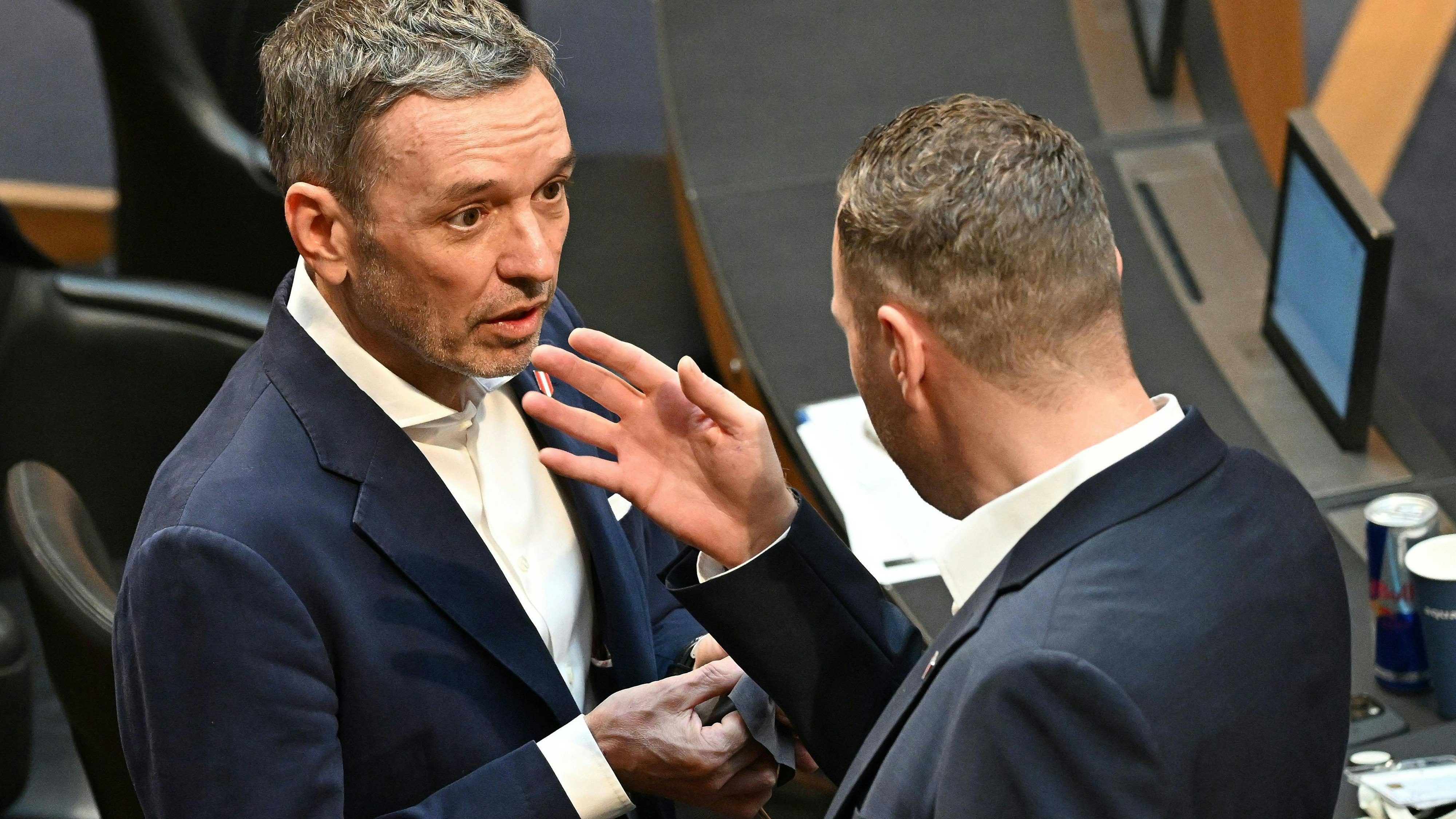 FPÖ-Chef Herbert Kickl und FPÖ-Generalsekretär Michael Schnedlitz am 20. November 2024 während der chaotischen Nationalratssitzung.