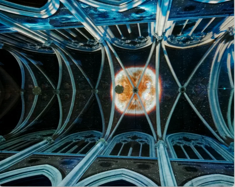 Die immersive Lichtshow in der Votivkirche hat die Schöpfungsgeschichte zum Thema