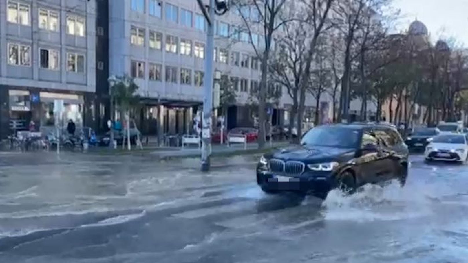 Ring unter Wasser! Straßen in Wien plötzlich geflutet