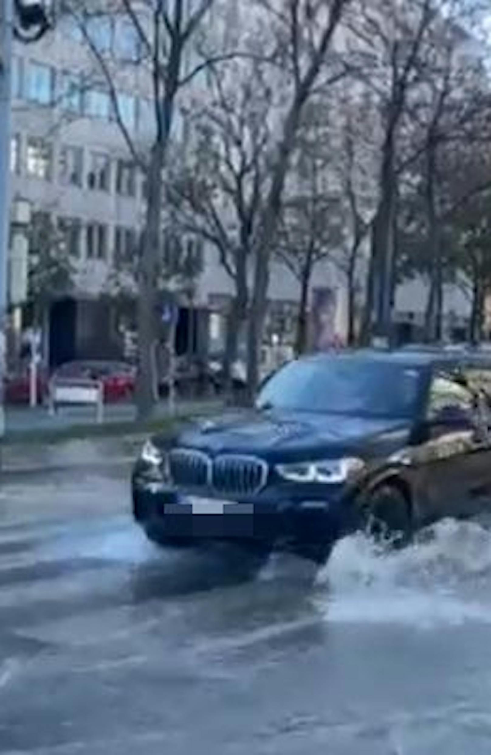 Ring unter Wasser! Straßen in Wien plötzlich geflutet