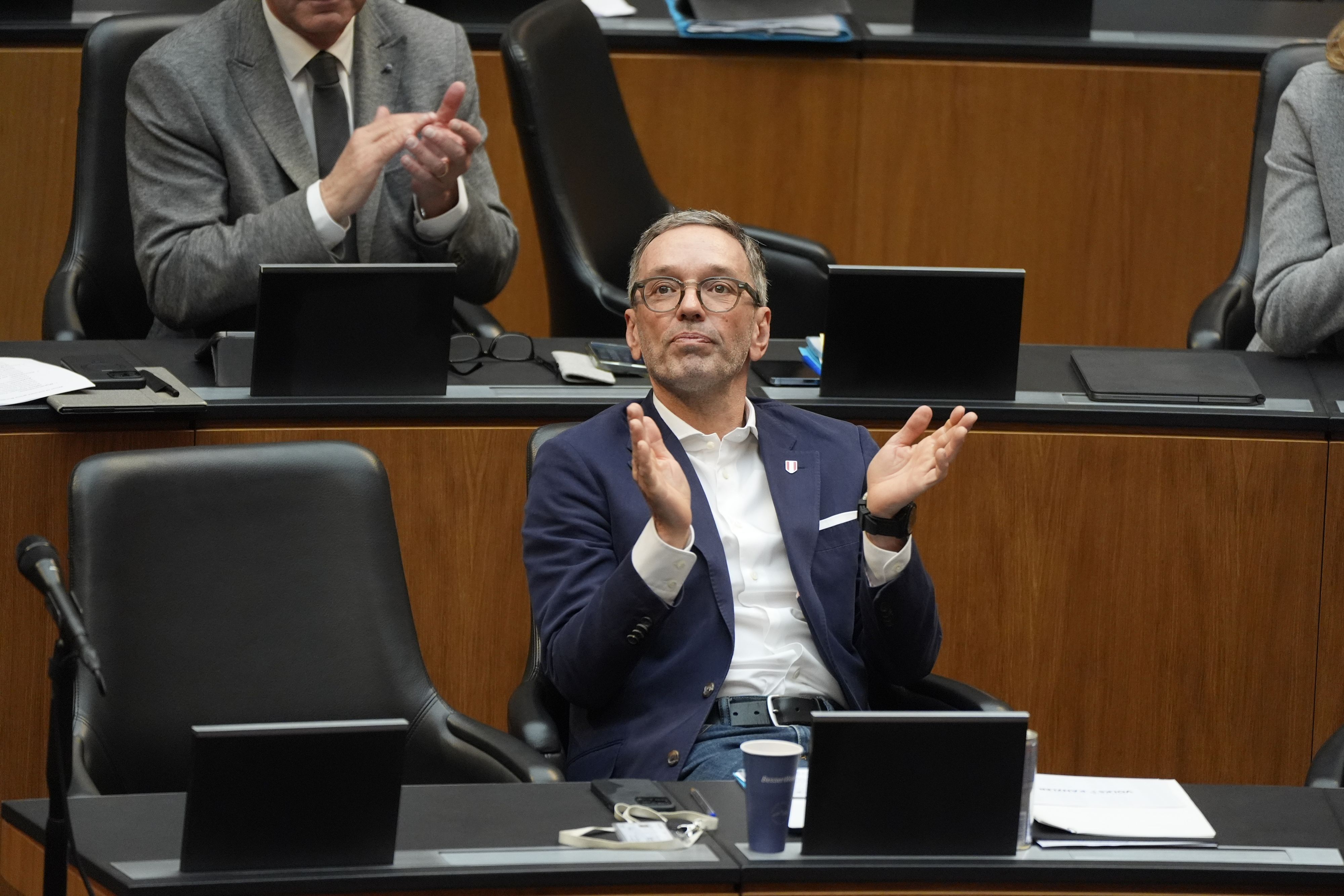 Heute.at - Musik-Hammer! FPÖ-Song ist jetzt in den Ö3-Charts