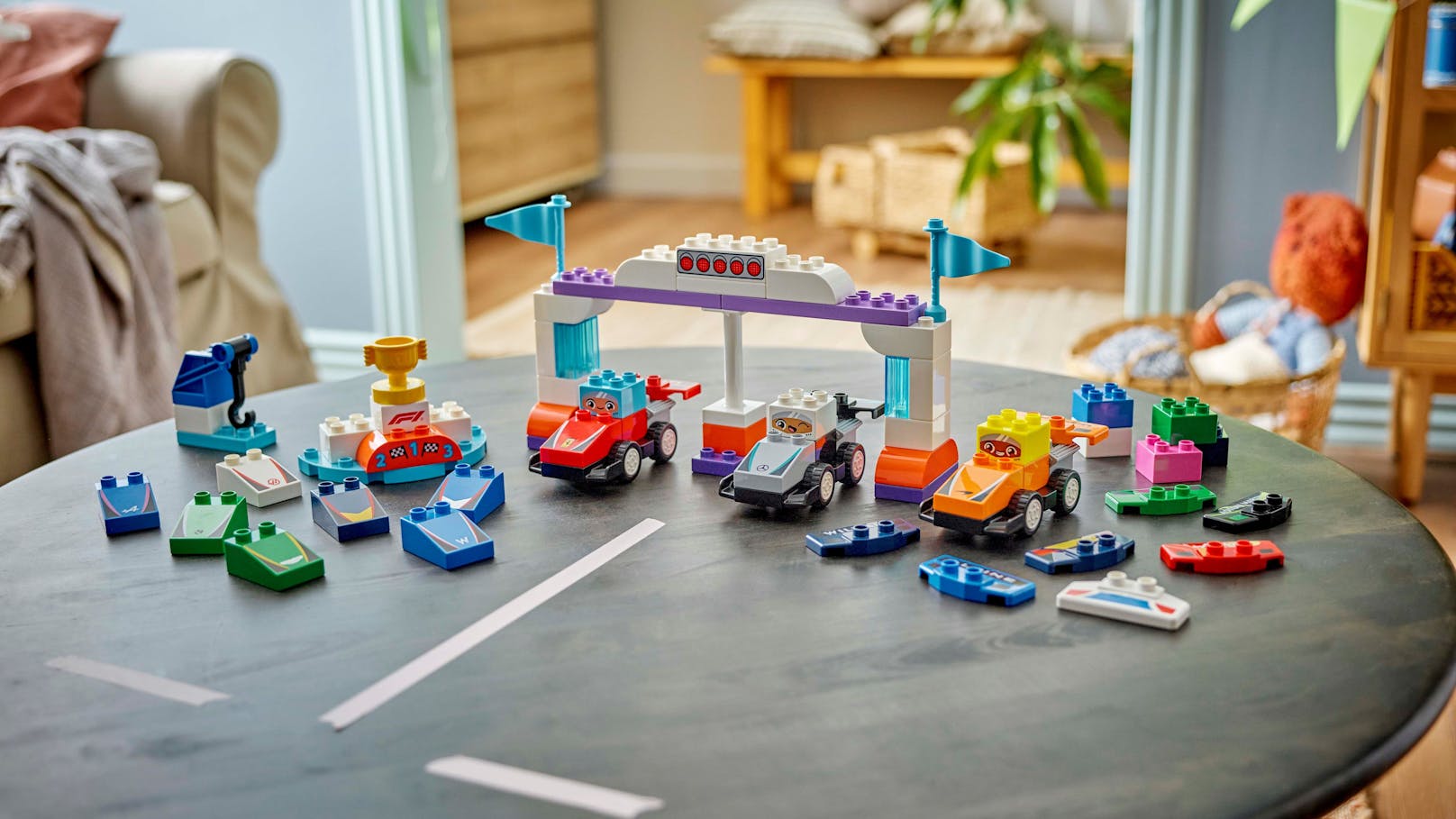 LEGO Duplo Town F1 Team Race Cars & Drivers für junge Rennfahrerinnen und Rennfahrer.