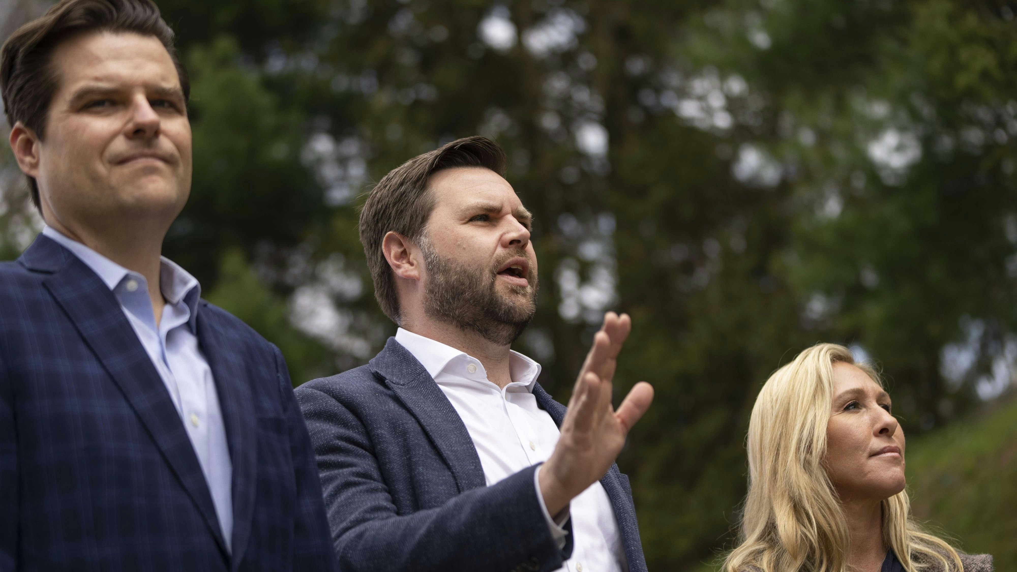 Bessere Zeiten: Vizepräsident in spe J. D. Vance (Mitte) und der Kurzzeit-Nominierte für den Posten des Justizministers, Matt Gaetz, mit der Republikanischen Abgeordneten Marjorie Taylor Greene beim Wahlkampf in Newark, Ohio im April 2024