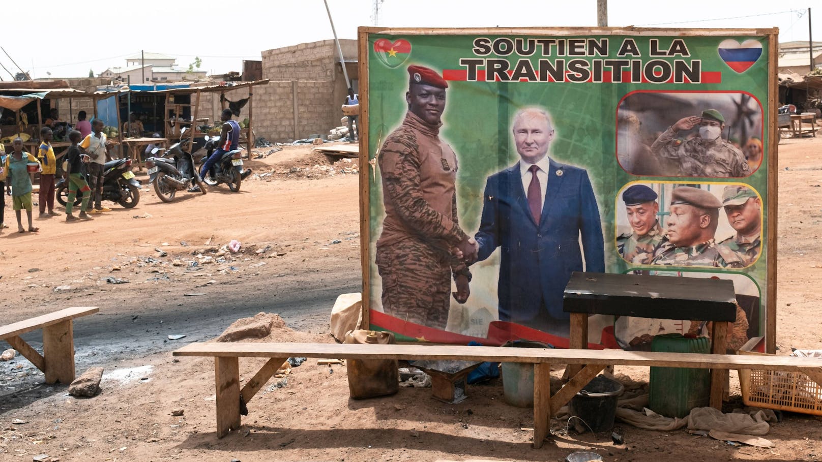 Russland ist auch in Burkina Faso aktiv: Auf dem Plakat sieht man Interimsstaatschef Ibrahim Traoré beim Handshake mit Wladimir Putin. Vor dem Putsch 2022 waren antifranzösische Ressentiments geschürt worden, auf Demos tauchten auch russische Fahnen auf.