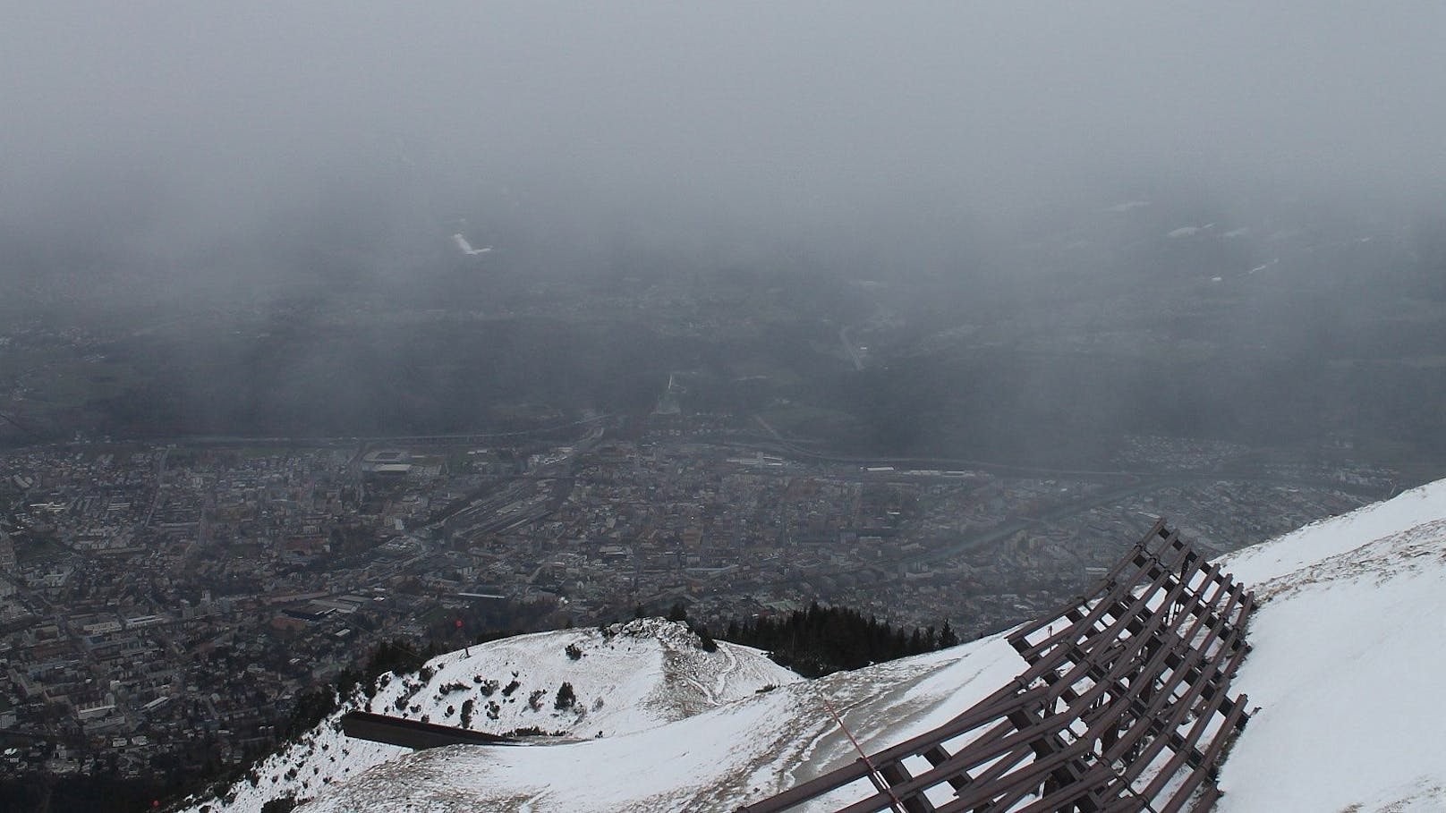 Blick Richtung Süden auf Innsbruck am 21. November 2024 um 15 Uhr.