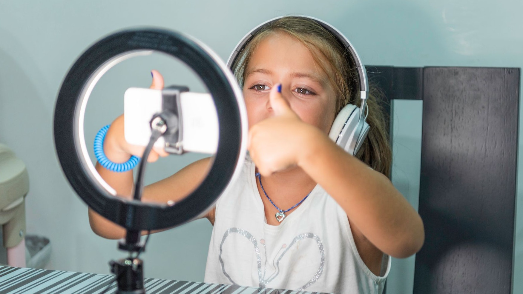 Australien sperrt Jugendlichen unter 16 den Zugang zu TikTok, Insta, X &amp; Co