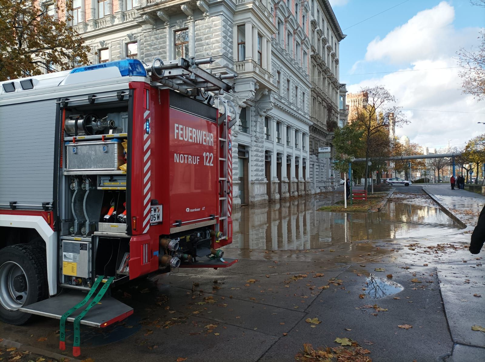 Die Wiener Berufsfeuerwehr war mit drei Einsatzfahrzeugen vor Ort. 