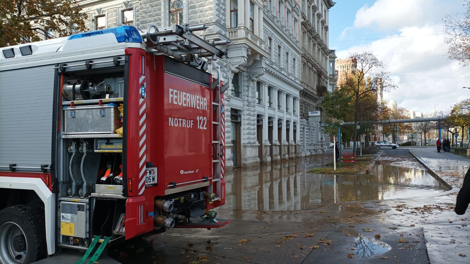 Die Wiener Berufsfeuerwehr war mit drei Einsatzfahrzeugen vor Ort. 