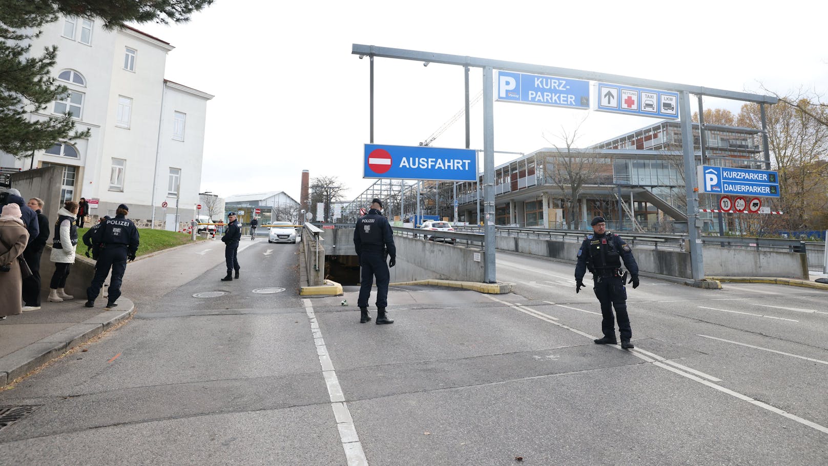 Klinik in Wien abgeriegelt! 1. Spur führt zu Mistkübel