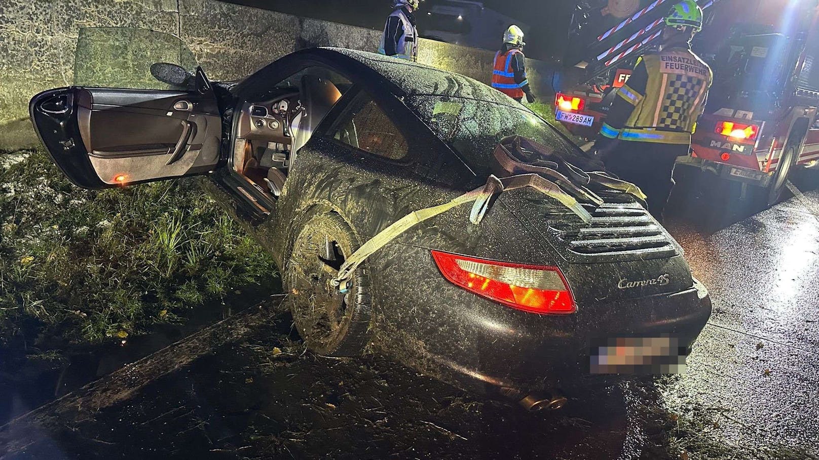 Überschlag! Porsche-Lenker demoliert 911er auf Autobahn