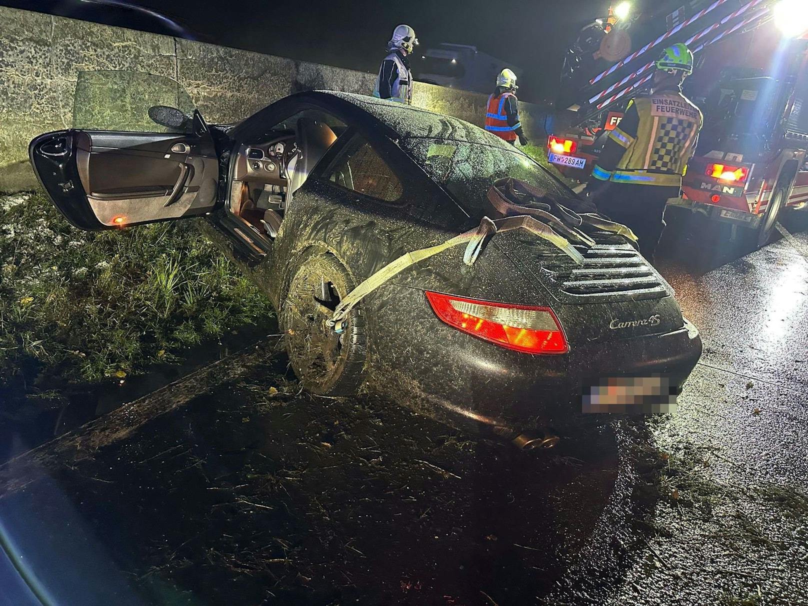 Der Porsche kam ins Schleudern und überschlug sich.