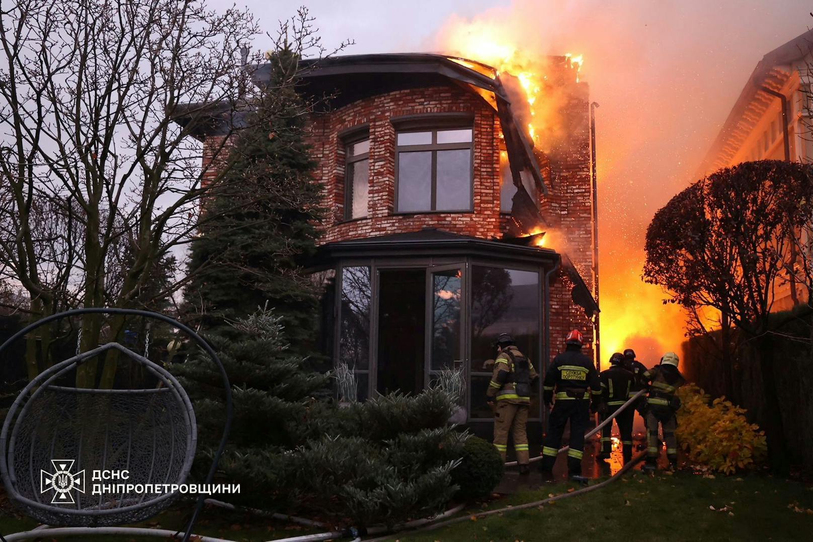 Feuerwehrleute im Einsatz nach einem russischen Raketenangriff auf die ukrainische Stadt Dnipro in der Nacht auf 21. November 2024.