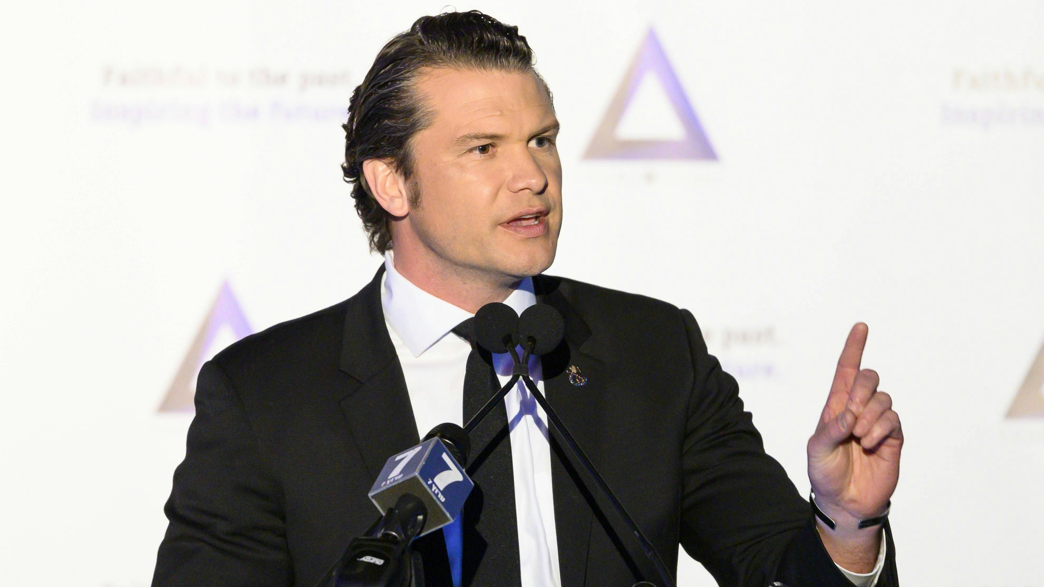 Pete Hegseth, Trumps designierter Verteidigungsminister, wurde 2017 von einer Frau beschuldigt, sie vergewaltigt zu haben. Hegseth streitet das ab. Er sagt, beide hätten einvernehmlichen Sex gehabt.