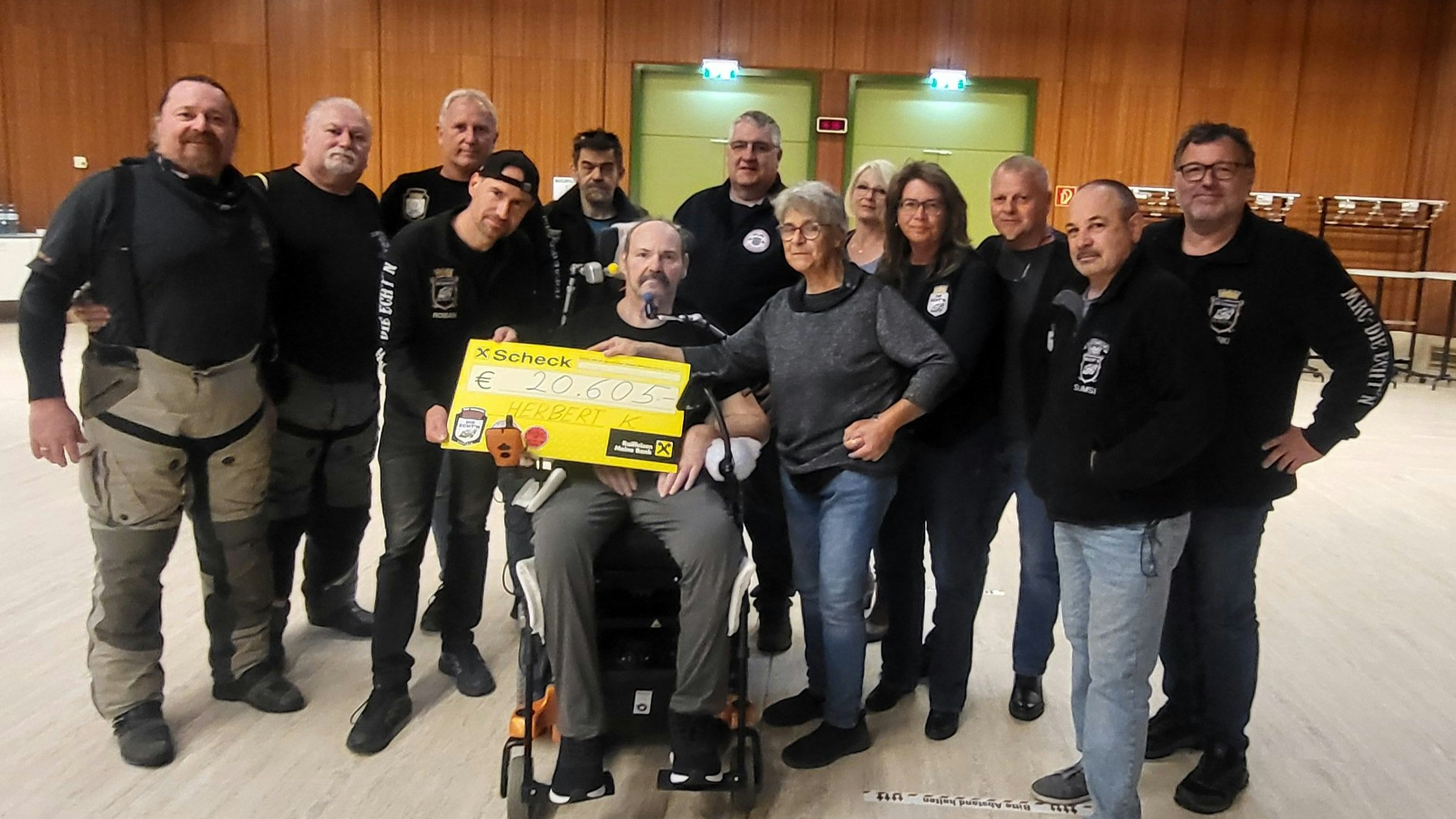 Erste Scheck-Übergabe in der Reha-Klinik