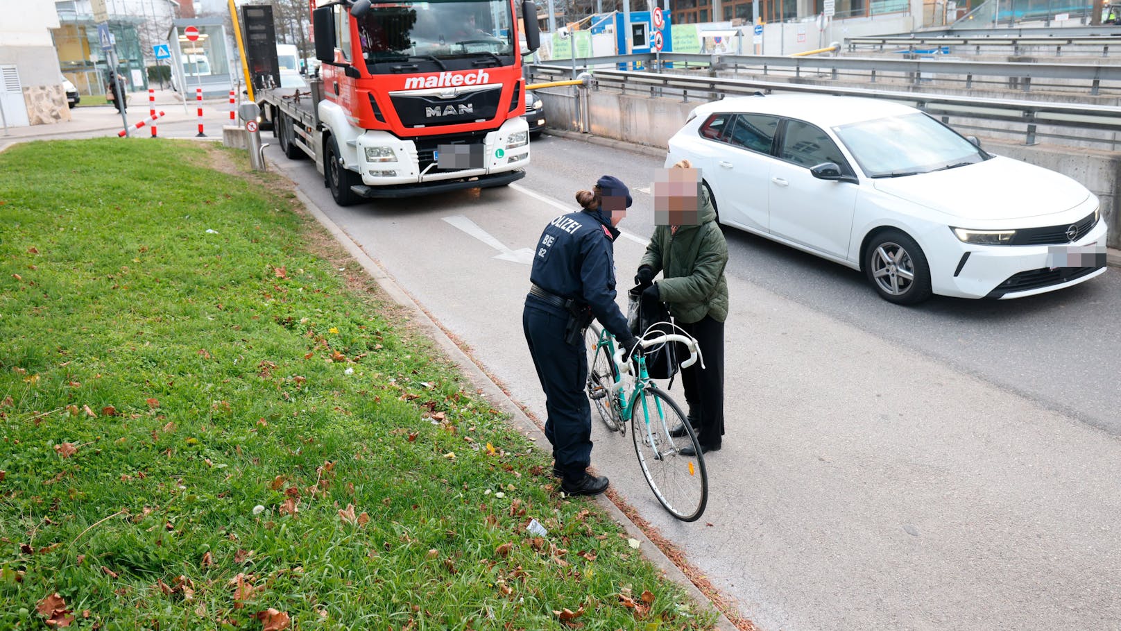 Sogar im Rucksack einer Fahrradfahrerin wird Nachschau gehalten. 