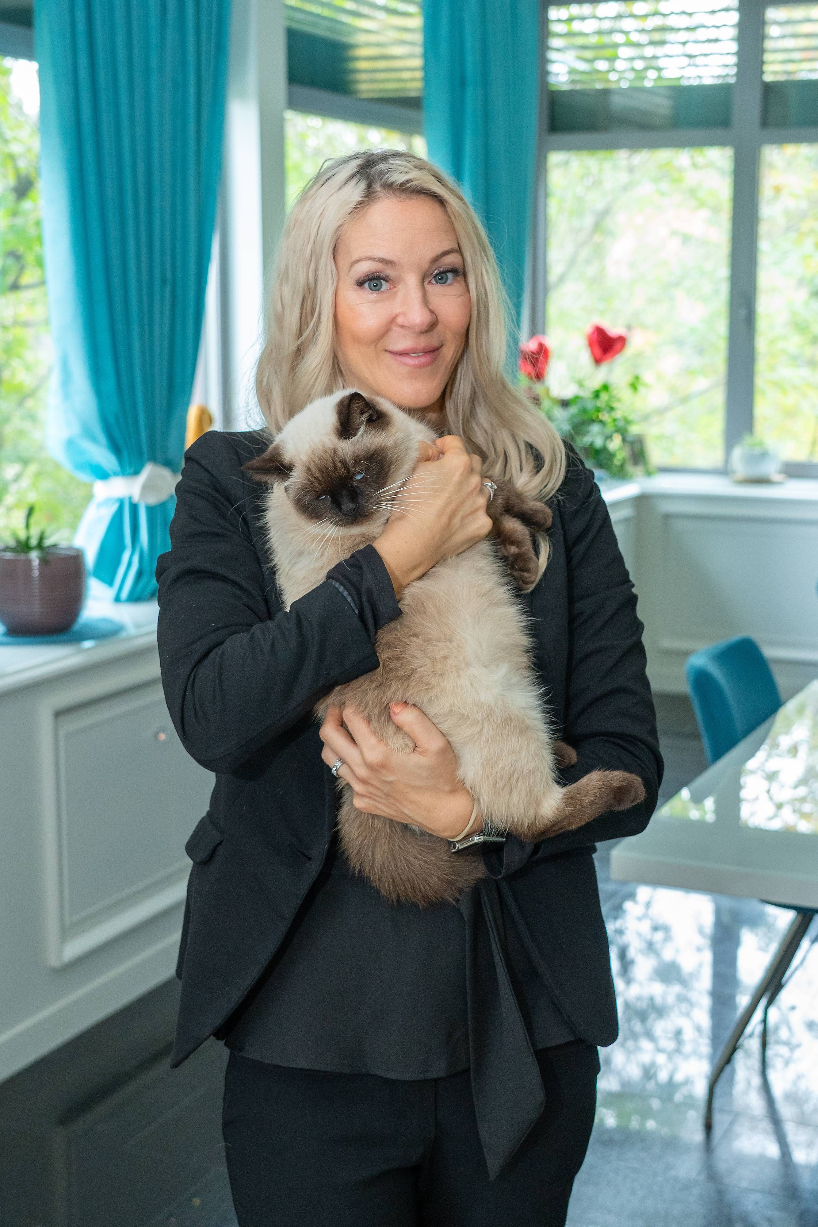 Simone Lugner mit ihrer russischen Katze Nyo 