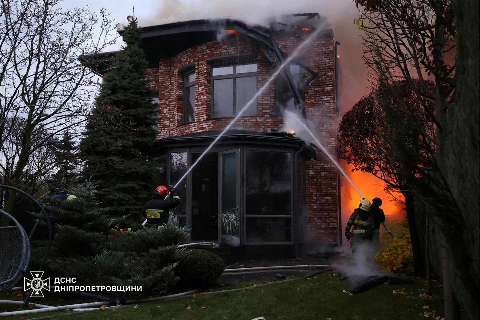 Feuerwehrleute im Einsatz nach einem russischen Raketenangriff auf die ukrainische Stadt Dnipro in der Nacht auf 21. November 2024.